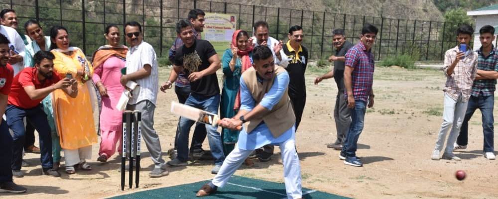 Playing-Cricket-Sunni-tatkal-samachar
